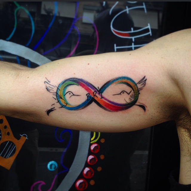 Tatuaggio infinito rondini