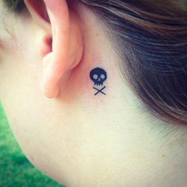 Tatuaggio piccolo dietro l'orecchio