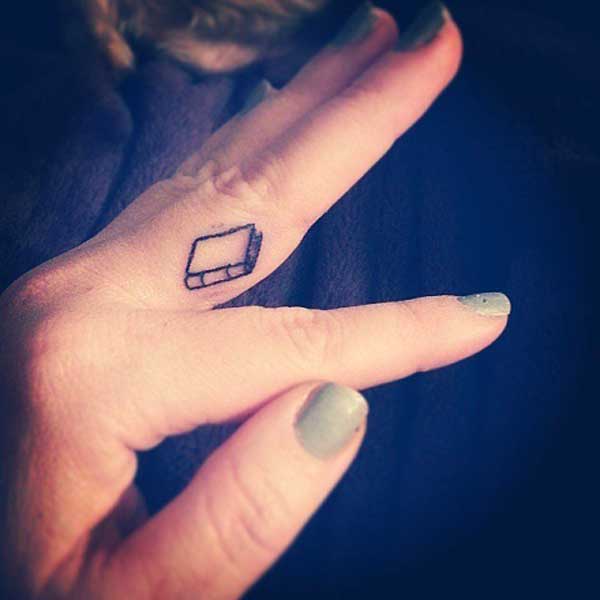 Tatuaggio piccolo dita