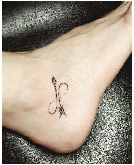 Tatuaggio piede infinito