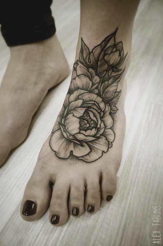tatuaggio rosa piede