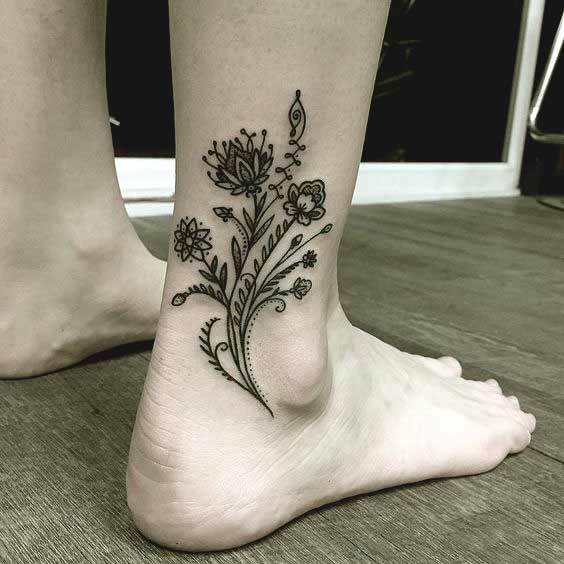 Tatuaggio piede con mazzo di fiori