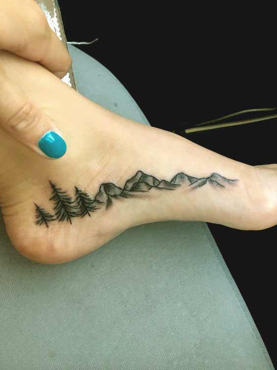 Tatuaggio piede montagna