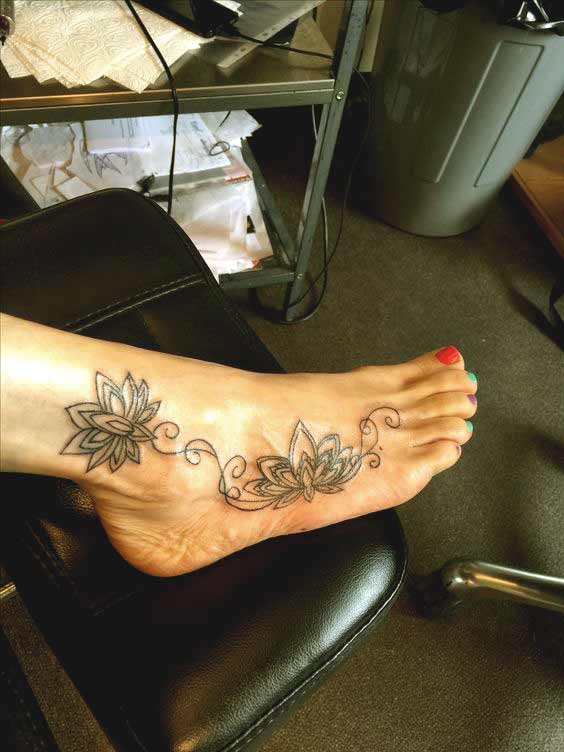Tatuaggio fiori di loto piede