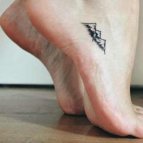 tatuaggio montagna piede