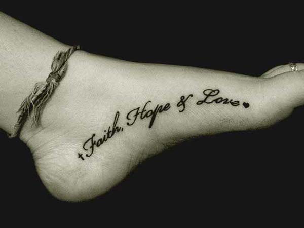 Tatuaggio piede scritta