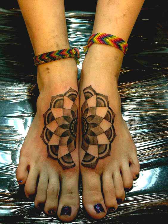 tatuaggio geometrico entrambi i piedi