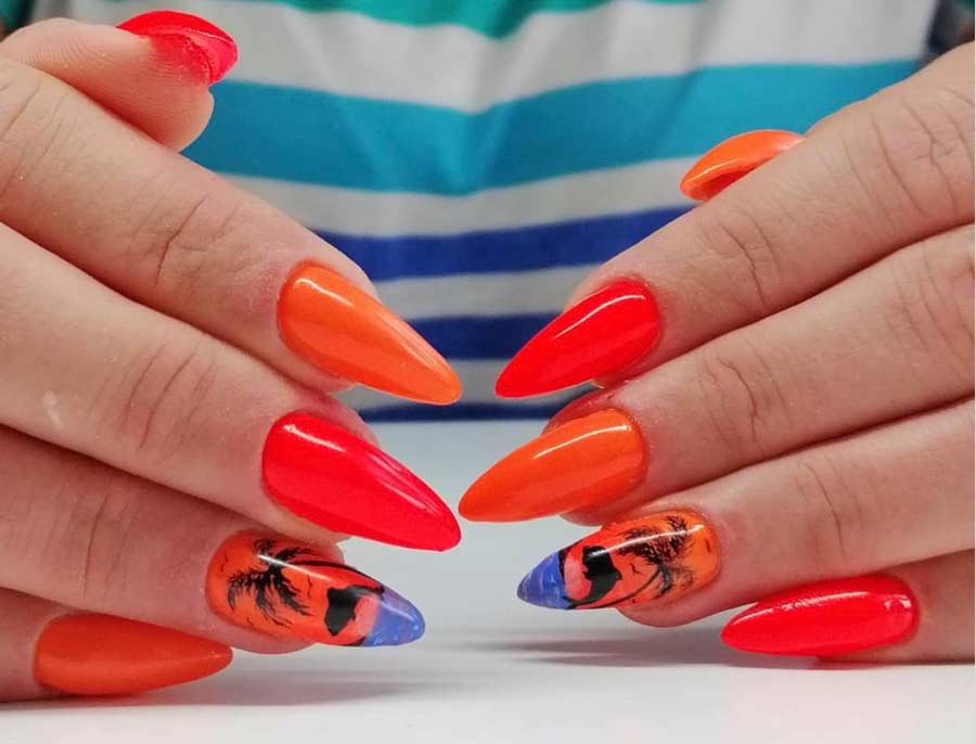 Manicure neon con fiamma arancione