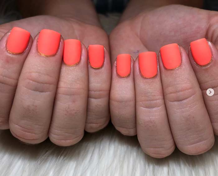 Unghie arancione fluo matte