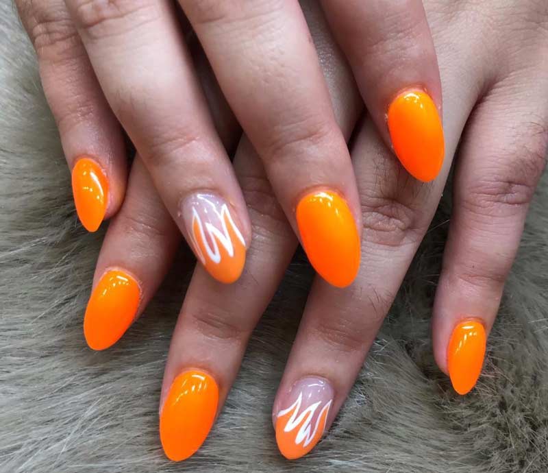 Manicure neon con fiamma arancione