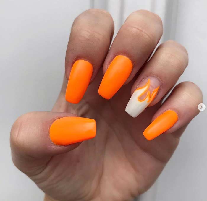 Manicure neon con fiamma arancione