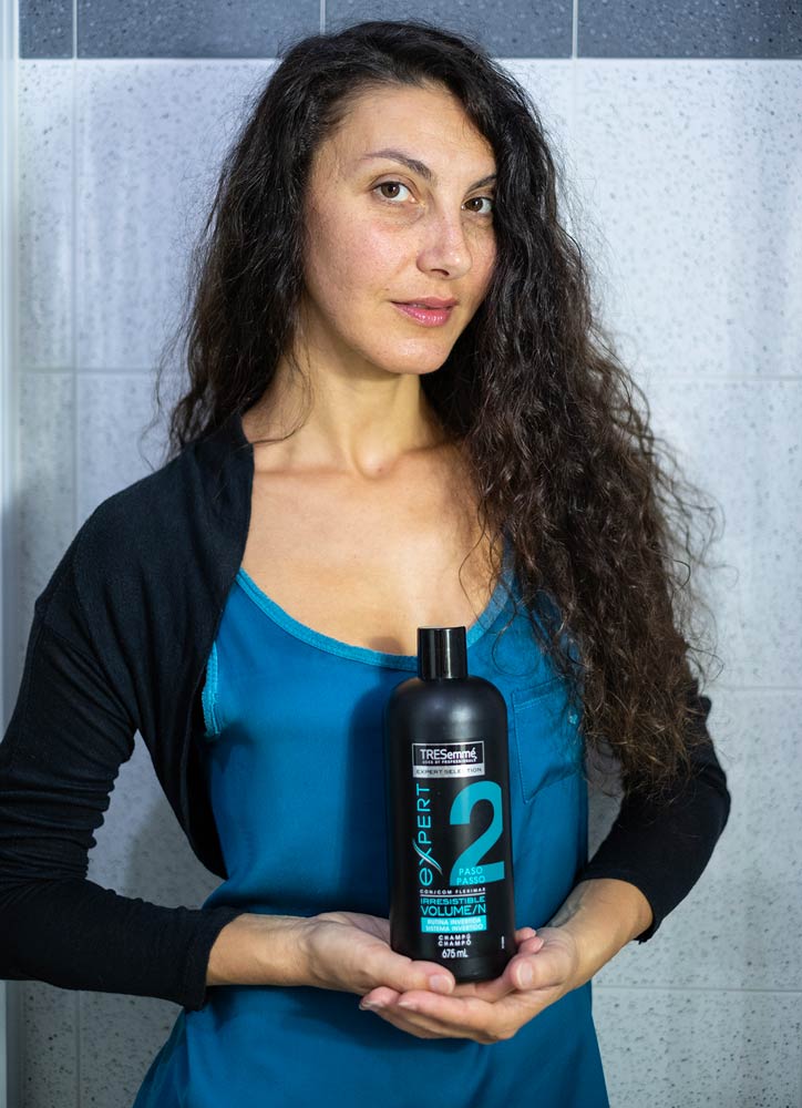 Shampoo Tresemme con modella