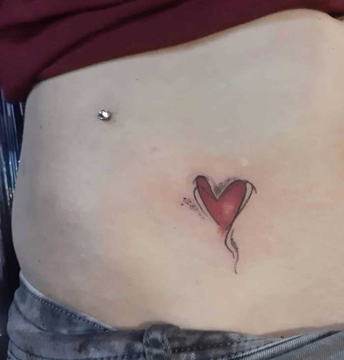 tatuaggio piccolo cuore colorato