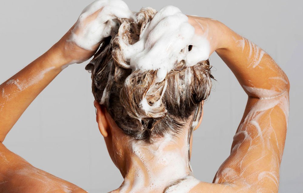 Come lavare i capelli per far durare più a lungo l'acconciatura
