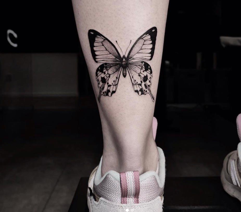Tatuaggio farfalla polpaccio