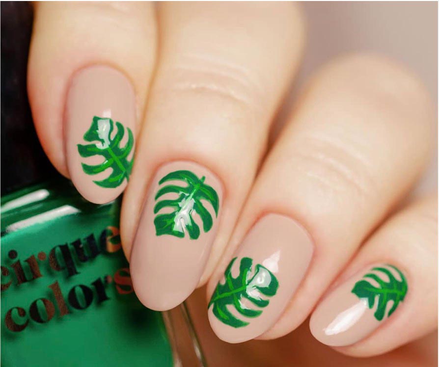 Unghie con palma verde disegnata