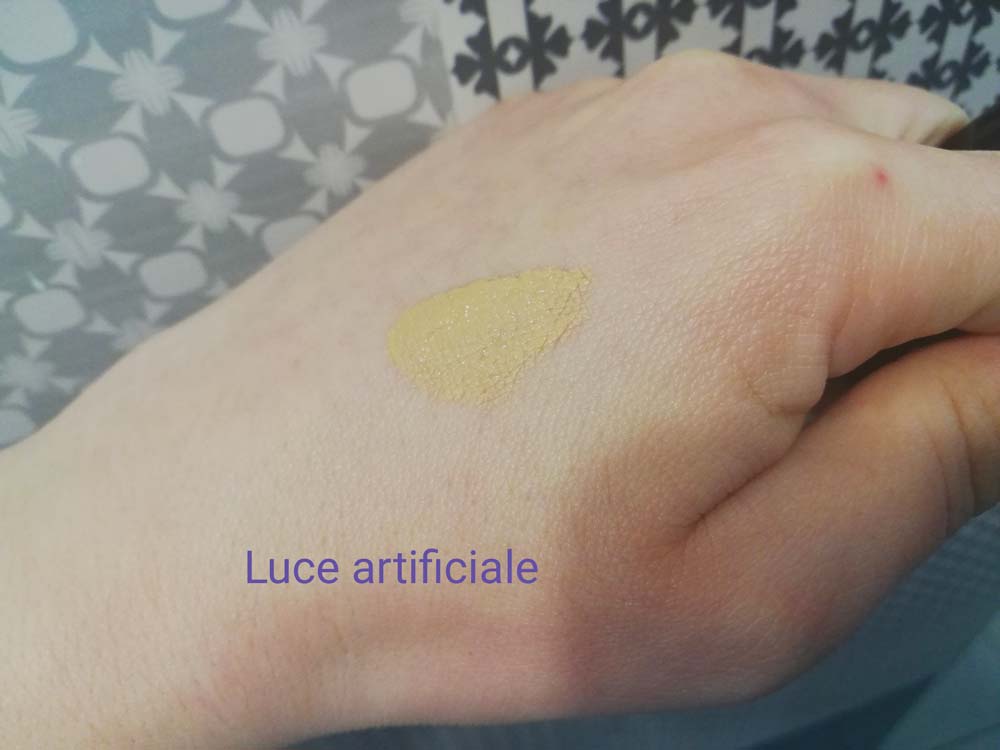 Swatch luce artificiale Correttore Wet N Wild Foto Focus Concealer
