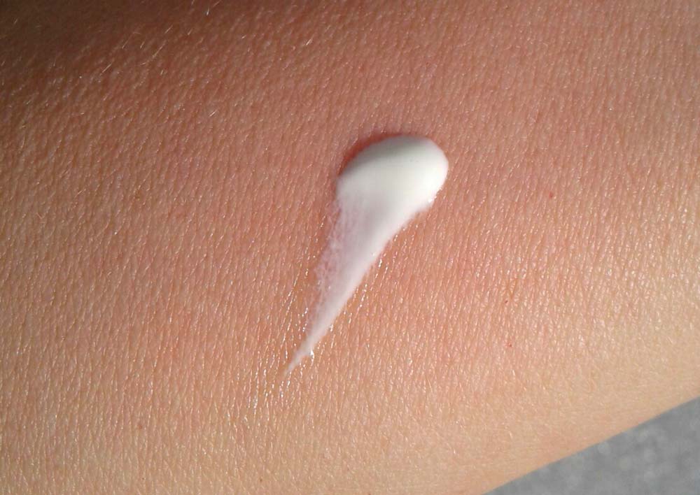 Texture Latte solare Nivea Sun protezione 50