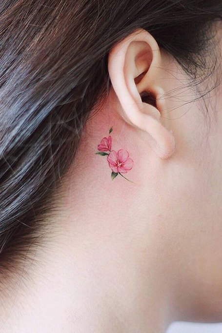 Tatuaggio dietro l'orecchio con fiori