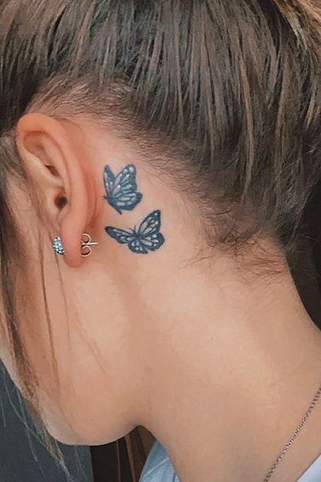 Tatuaggio piccolo dietro l'orecchio con farfalla