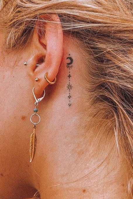 Piccoli tatuaggi dietro l'orecchio