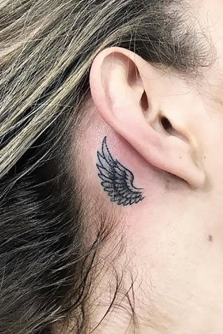 Tatuaggio dietro l'orecchio con Angelo