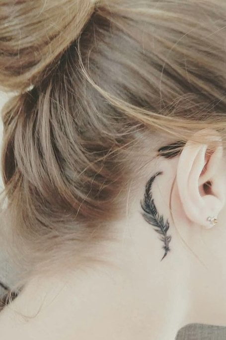 Tatuaggio piccolo dietro l'orecchio con piume