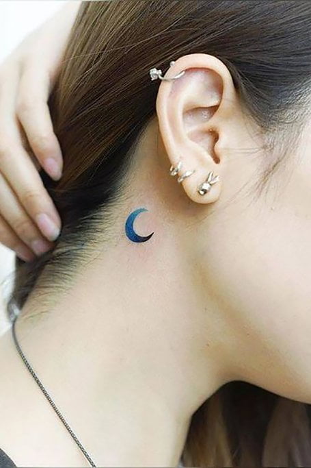 Piccola Luna tatuata dietro l'orecchio