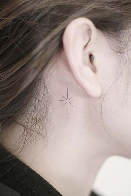 Tatuaggio a stella dietro l'orecchio