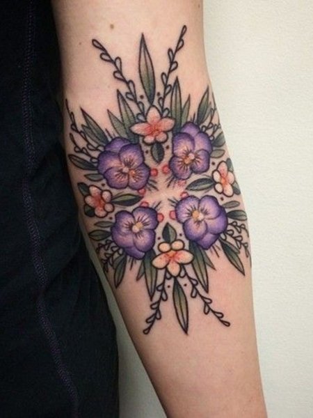 Tatuaggio fiore viola