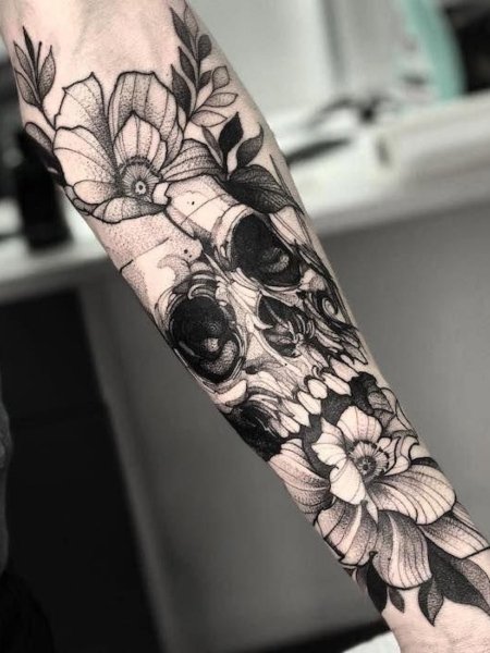 Tatuaggio con fiori e teschi