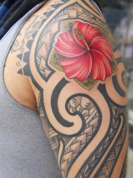 Tatuaggio con fiori tribali