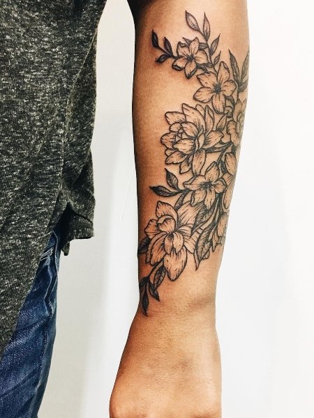 Tatuaggio con fiore gelsomino