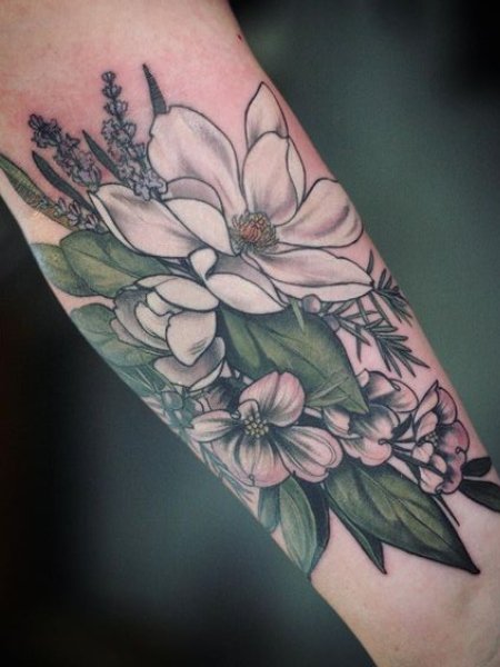 Tatuaggio fiore uomo con magnolia