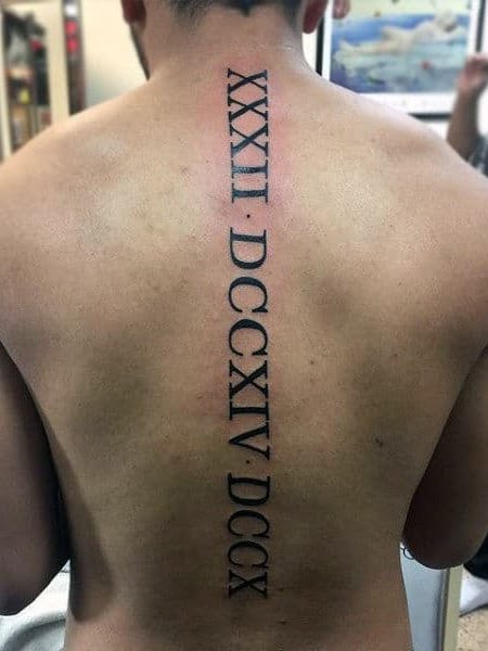 Numeri romani tatuati sulla schiena