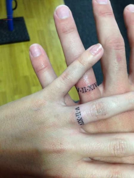 Tattoo ad anello sul dito con data