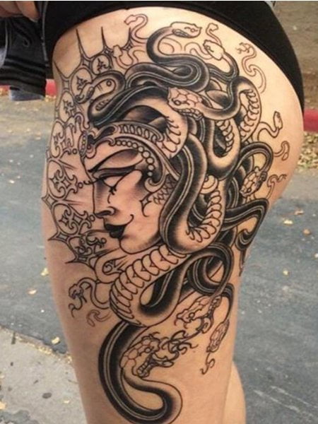 Tatuaggio coscia Medusa