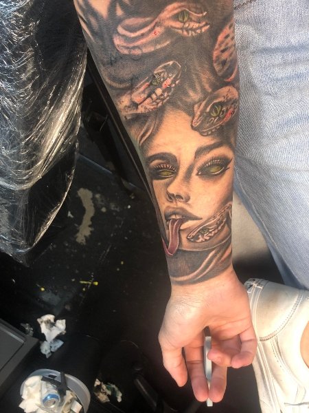 Tatuaggio con Medusa a "manica"