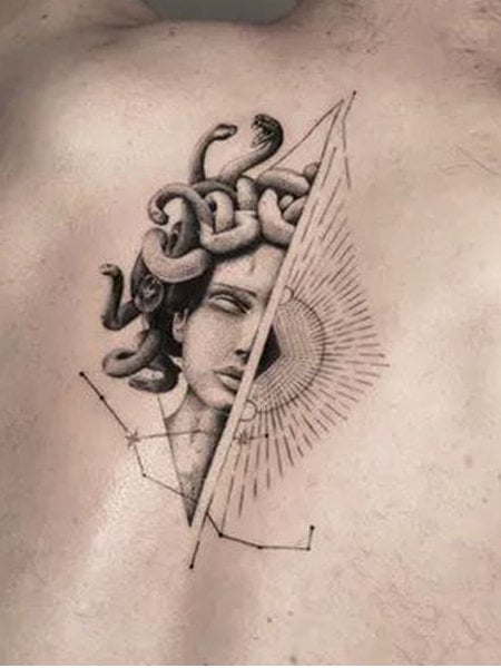 Tatuaggio con Medusa sulla schiena