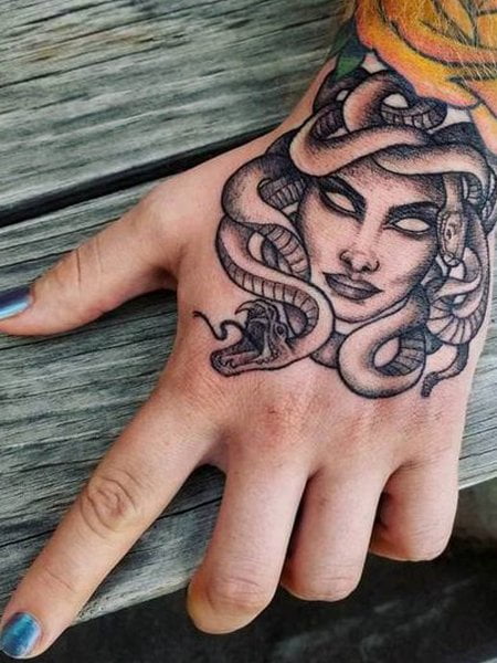 Medusa tattoo sulla mano