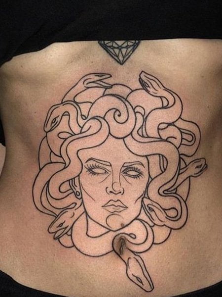 Tatuaggio con Medusa sullo stomaco