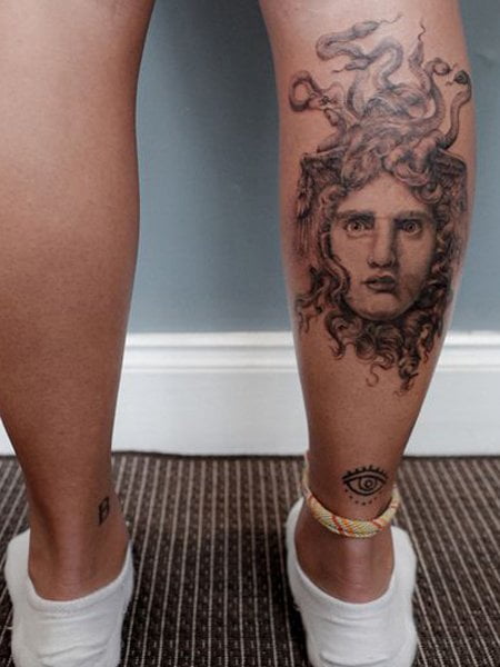 Tatuaggio con Medusa sul polpaccio
