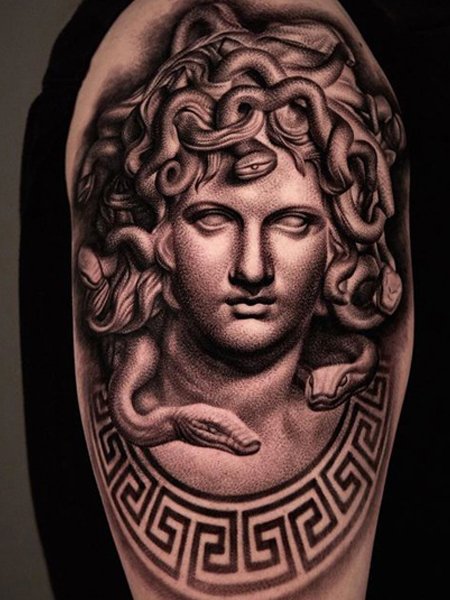 Tatuaggio della statua di Medusa
