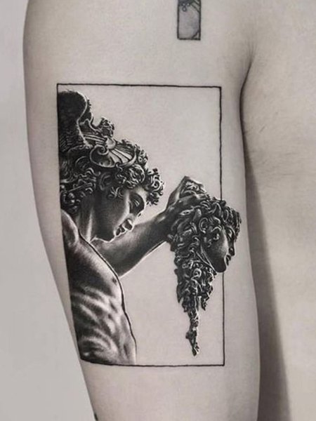 Tatuaggio con Perseo e Medusa