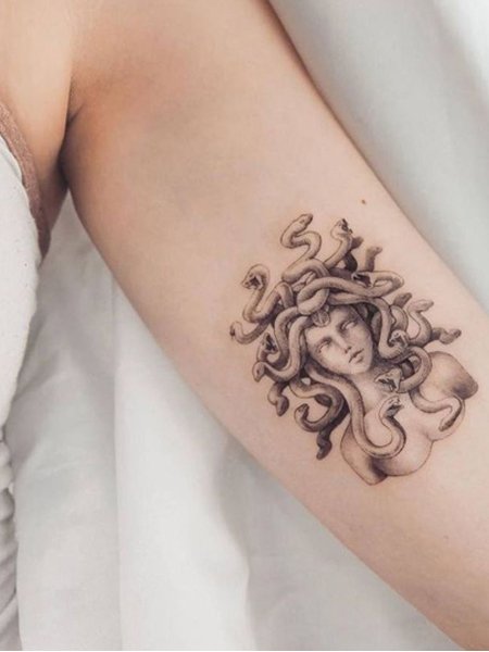 Piccolo tatuaggio con Medusa per donna