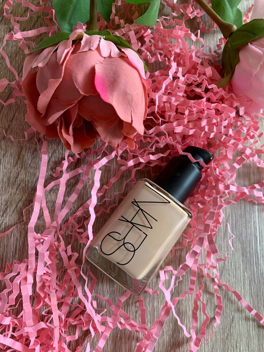 fondotinta Sheer Glow Foundation di NARS