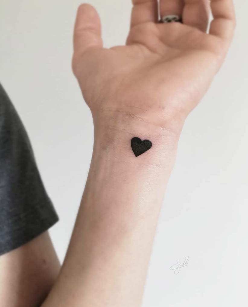 Tatuaggi polso piccoli con cuore