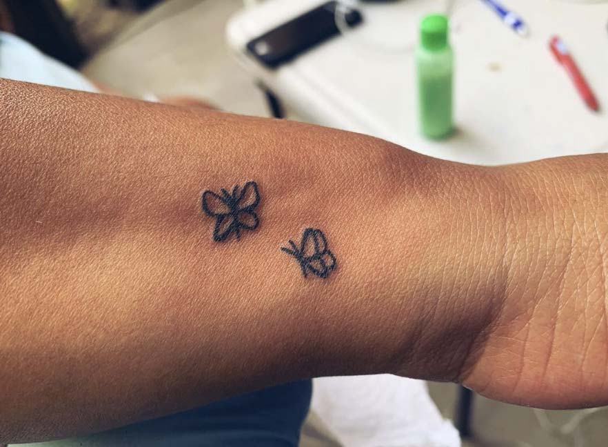 Tatuaggi polso piccoli con farfalline multiple