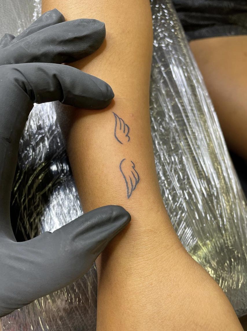 Tatuaggio per polso con ali