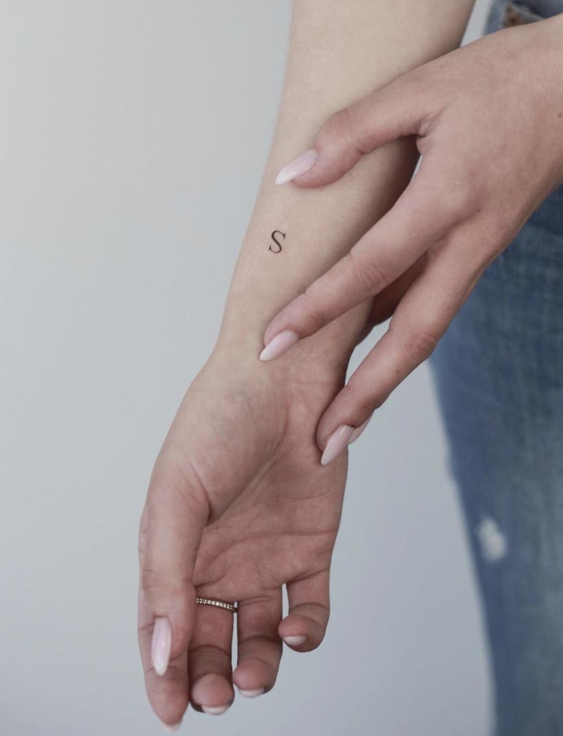 Tatuaggio piccolo con lettera